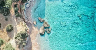 Datça Akvaryum Koyu drone çekimi, turkuaz deniz ve cam gibi berrak suyun havadan görünümü.