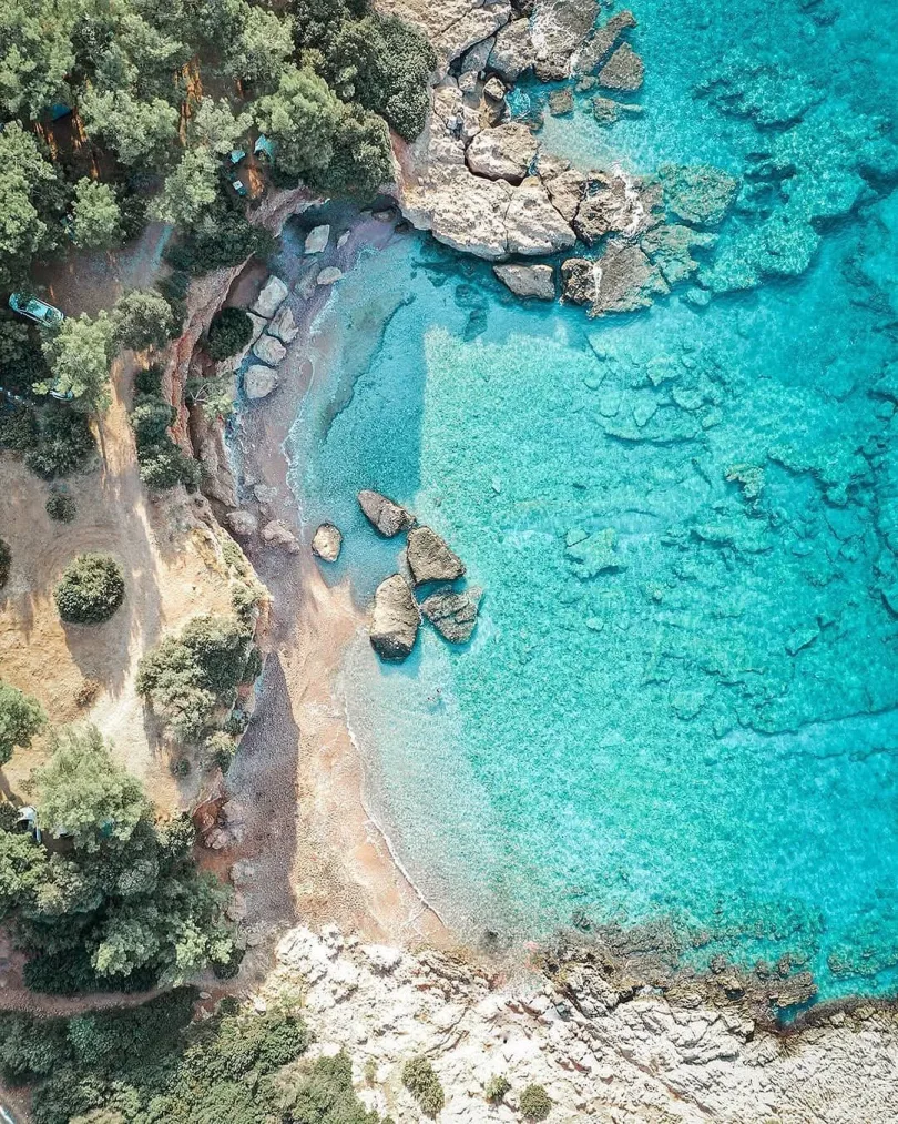 Datça Akvaryum Koyu drone çekimi, turkuaz deniz ve cam gibi berrak suyun havadan görünümü.