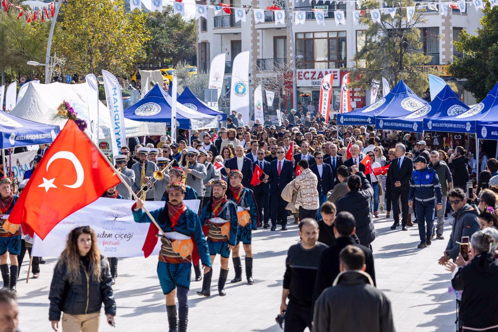 Datça Badem Çiçeği Festivali'nde Efeler