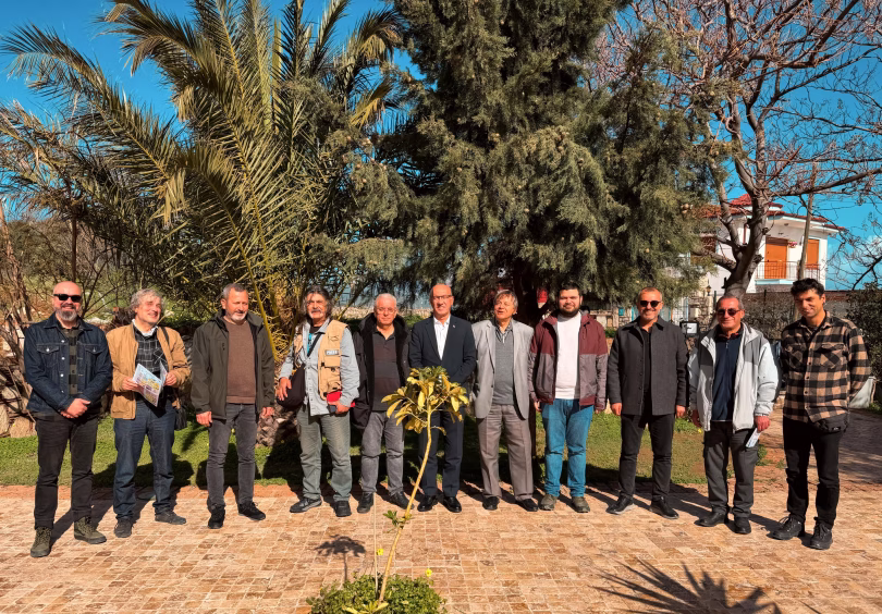 ​Datça Belediye Başkanı Aytaç Kurt ve festival komitesi Yeşim Teras'ta Badem Çiçeği Festivali 2026 sunumunu gerçekleştirirken.