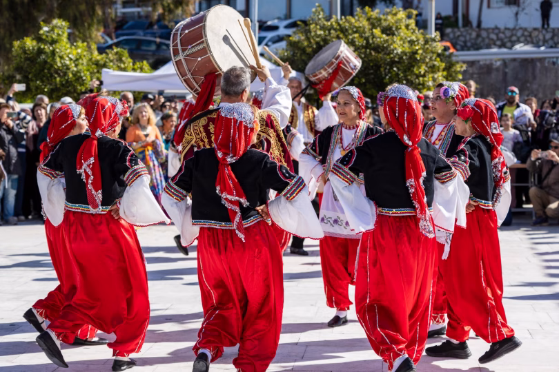 datça badem çiçeği festivali folklor ekibi