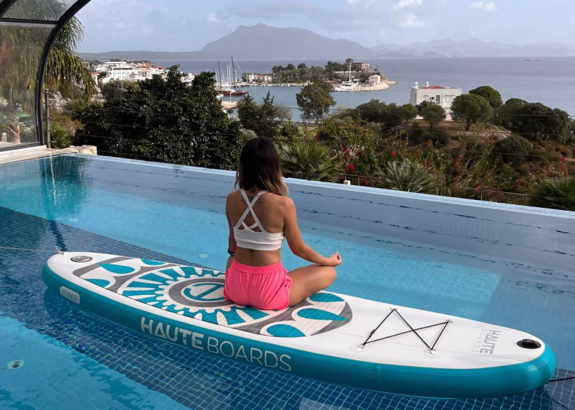 Suyun üzerinde sükûnet: Datça’da SUP Yoga ile ruhunuzu ve bedeninizi dengeleyin.