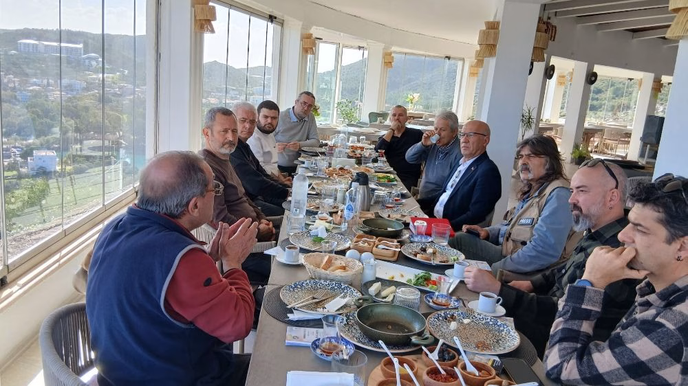 Datça belediye başkanı Aytaç Kurt ve Turizm Müdürü Özgür Mutlu basın mensuplarına 2026 Badem Çiçeği Festivali Programını ve Amaçladıklarını Sundu.