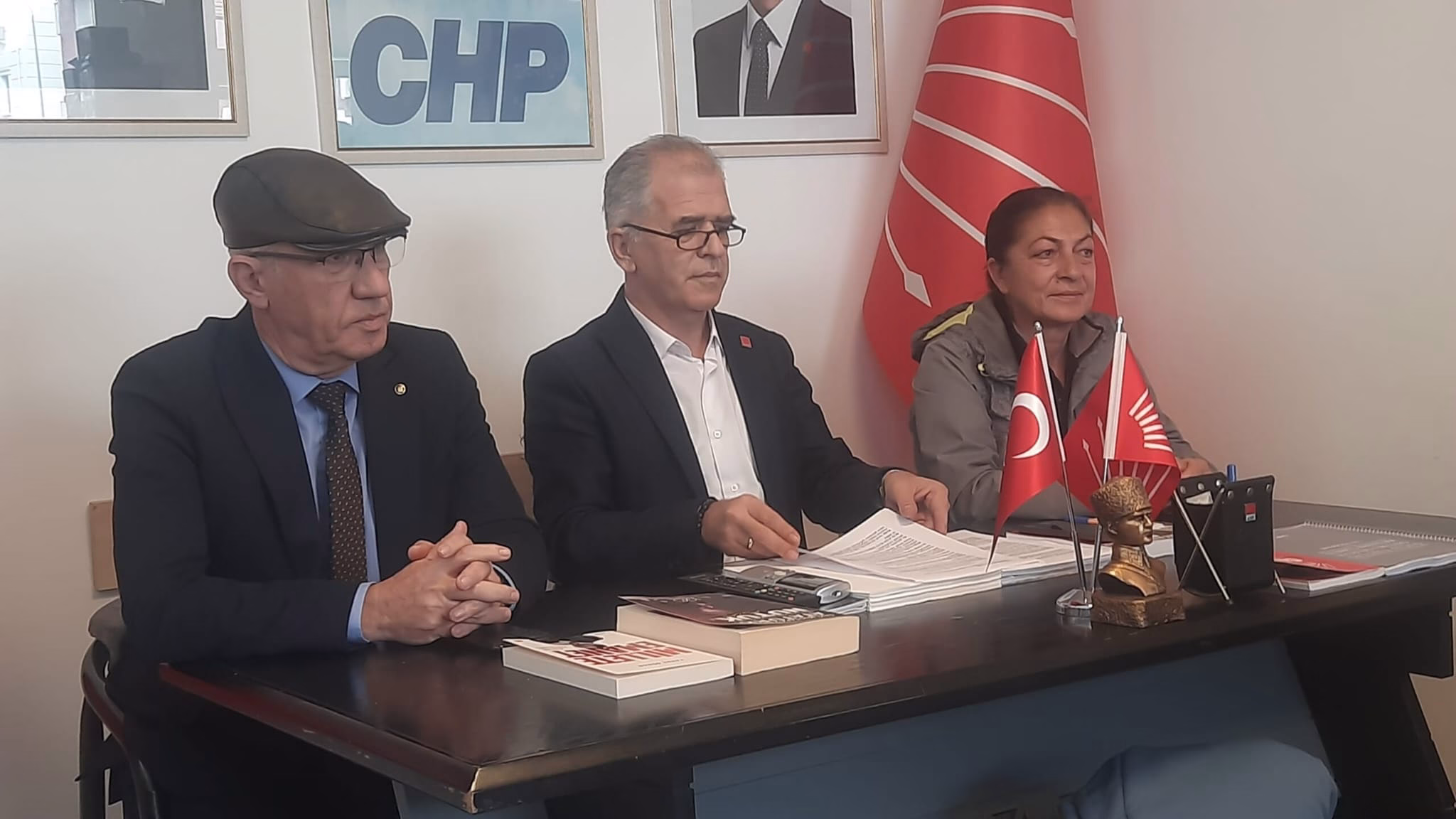 CHP Muğla İl Başkanlıkları. Akköprü Barajı'nda doluluk nedeniyle taşkın uyarısı yapılırken Muğla genelinde yaşanan su sıkıntısını eş zamanlı basın açıklamasıyla gündeme taşıdı. 