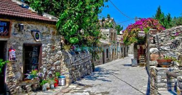 UN Tourism 2026 En İyi Turizm Köyü adayı Eski Datça’nın begonvilli taş sokakları.