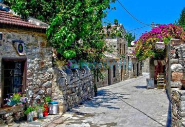 UN Tourism 2026 En İyi Turizm Köyü adayı Eski Datça’nın begonvilli taş sokakları.