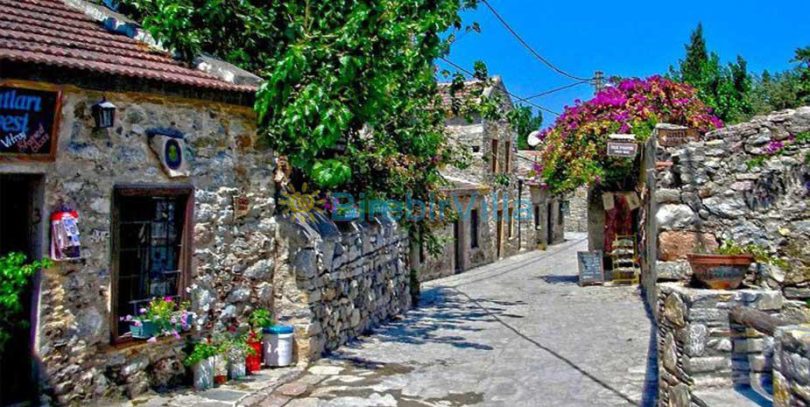 UN Tourism 2026 En İyi Turizm Köyü adayı Eski Datça’nın begonvilli taş sokakları.