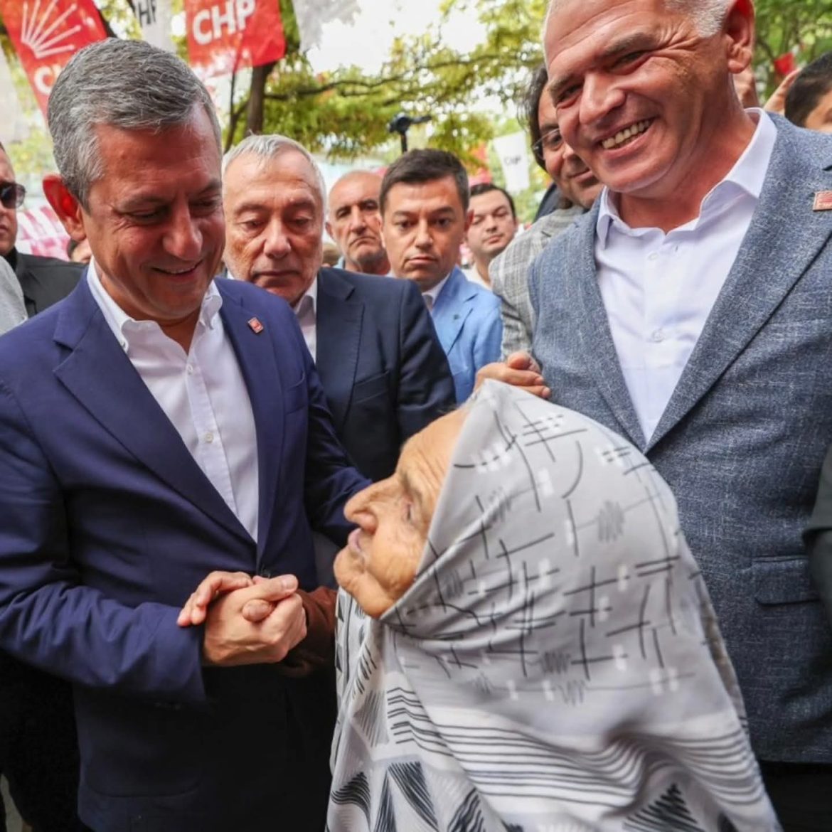 CHP Genel Başkanı Özgür Özel, A. Sezai Öz ve Datçalı bir annemizin samimi buluşması.