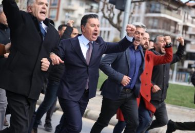 Demokrasi ve halk iradesi mücadelesi: Sezai Öz ve partililerin Datça'daki kararlı yürüyüşü.