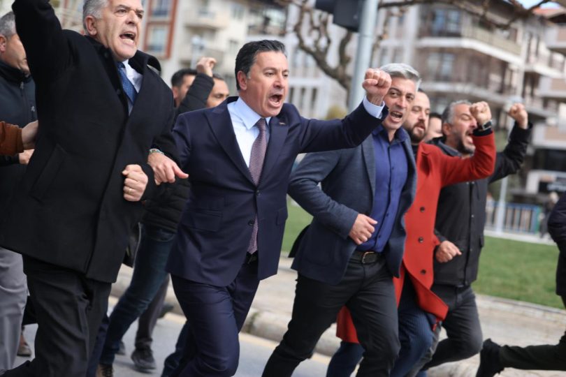 Demokrasi ve halk iradesi mücadelesi: Sezai Öz ve partililerin Datça'daki kararlı yürüyüşü.