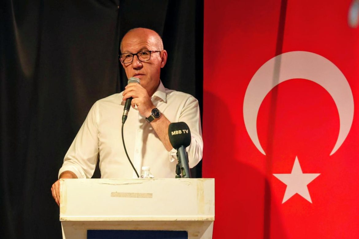 Datça'da düzenlenen MUSKİ Katılımcı Bütçe Toplantısı'nda konuşan Datça Belediye Başkanı Aytaç Kurt