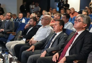 Ahmet Aras ve Datça Bekediye Başkanı Aytaç Kurt Toplantıda Yanyana Oturuyor.