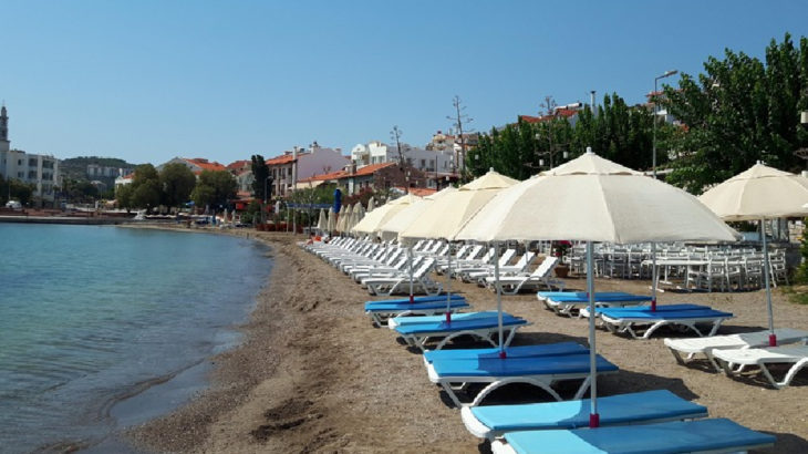 Plajlar belediyelerden alınmıyor. Ancak Bakanlığın kıyılardaki yetki alanı genişliyor. Çevre, Şehircilik ve İklim Değişikliği Bakanlığı tarafından hazırlanan “Hazine Taşınmazlarının İdaresi Hakkında Yönetmelikte Değişiklik Yapılmasına Dair Yönetmelik” ile yönetmeliğin 81. maddesine yeni bir fıkra eklendi.